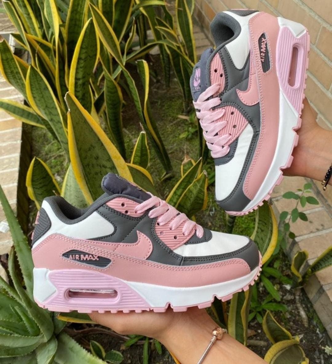 Image of a Airmax pink/grey